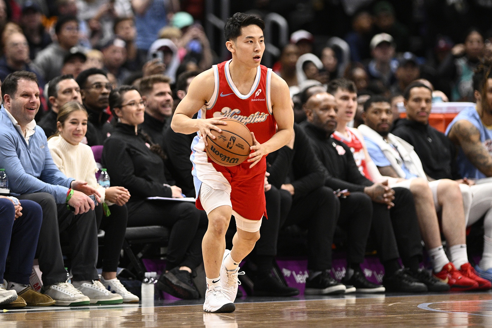 河村今天砍下10分3助 NBA生涯总得分来到24分&追平周琦